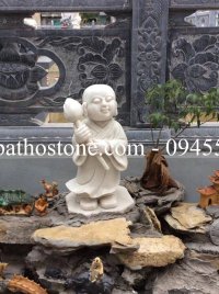 Tượng chú tiểu đá trắng nguyên khối