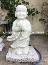 Tượng chú tiểu đá trắng nguyên khối