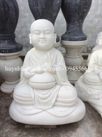 Tượng chú tiểu đá trắng nguyên khối