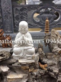 Tượng chú tiểu đá trắng nguyên khối