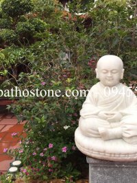 Tượng chú tiểu đá trắng nguyên khối