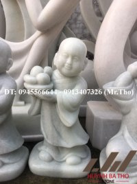 Tượng chú tiểu bưng đĩa hoa quả