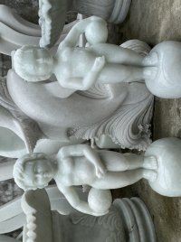 Tượng chú bé đứng tè bằng đá đẹp nguyên khối.