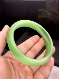 Còng đeo tay đá Mắt Mèo màu xanh lá - còng của mệnh hỏa và mộc