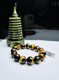 Vòng tay thạch anh mắt hổ 5A Vip