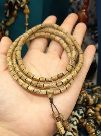 Chuỗi vòng tay trầm hương tự nhiên khối trụ.